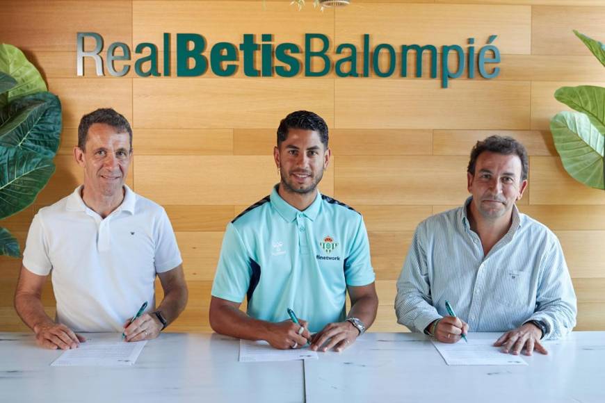 El Betis confirmó de manera oficial el fichaje del delantero español Ayoze Pérez hasta 2027, tras finalizar su contrato con el Leicester City después de unos meses cedido en el club bético.