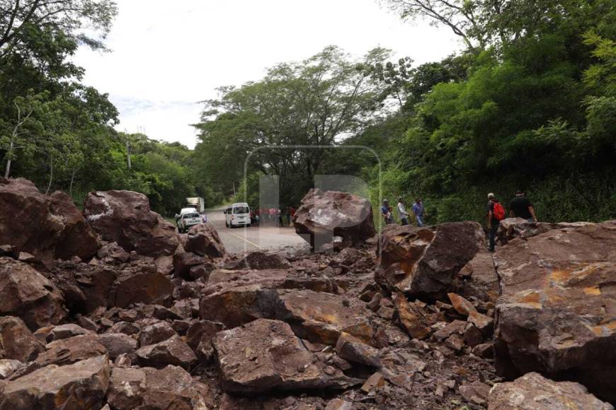 Derrumbe obstruye tramo carretero en Ceguaca, Santa Bárbara (Fotos)
