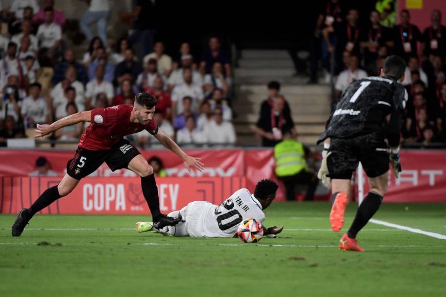 Vinicius pidió penal en esta acción con David García, capitán y defensa del Osasuna.