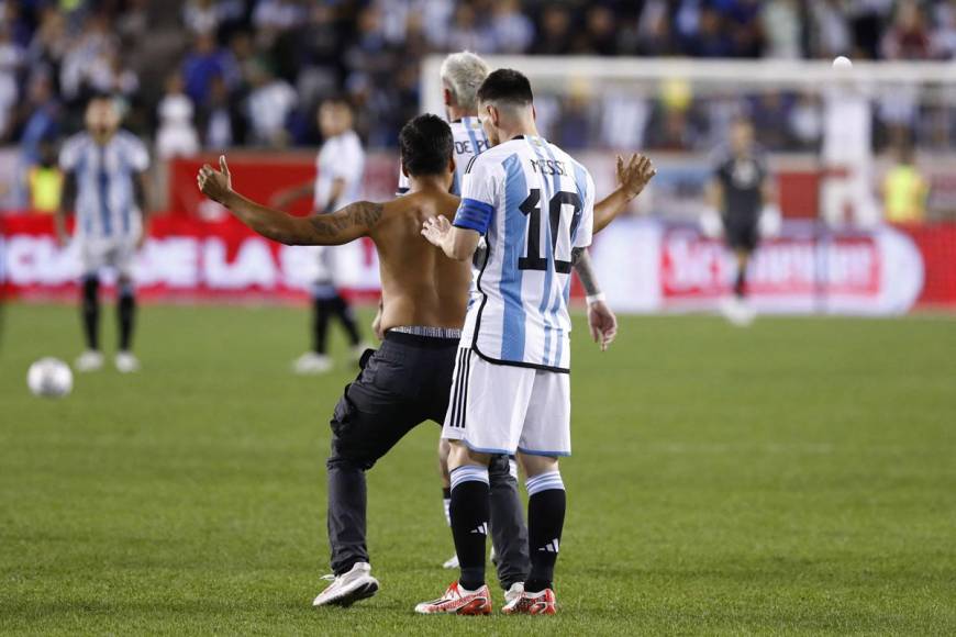 Messi agarró el marcador sin problemas para firmar la espalda del aficionado. Una locura.