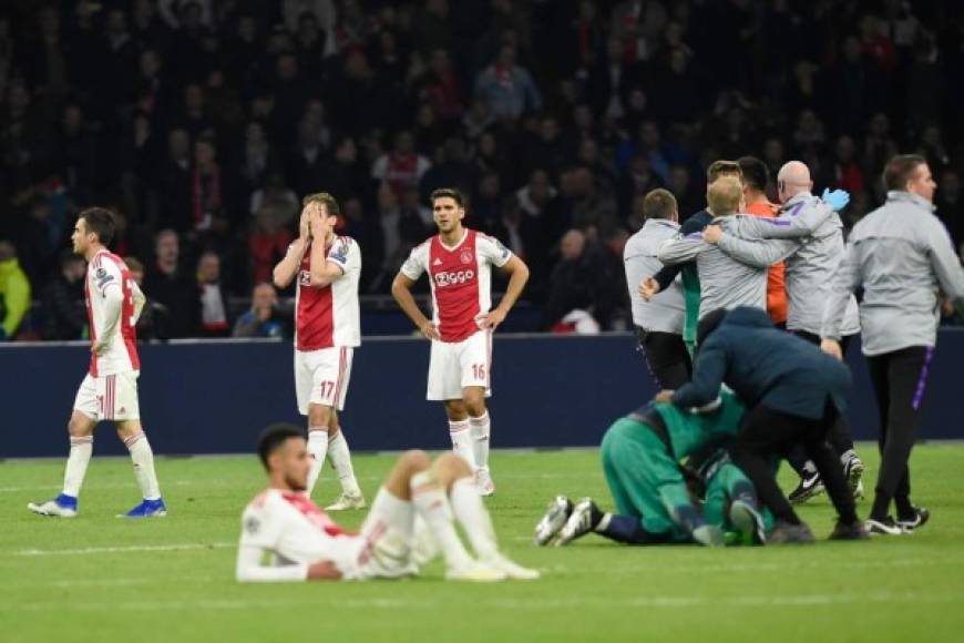Tras el pitazo final, el llanto en la plantilla del Ajax era evidente y muchos de sus jugadores derramaron lágrimas.