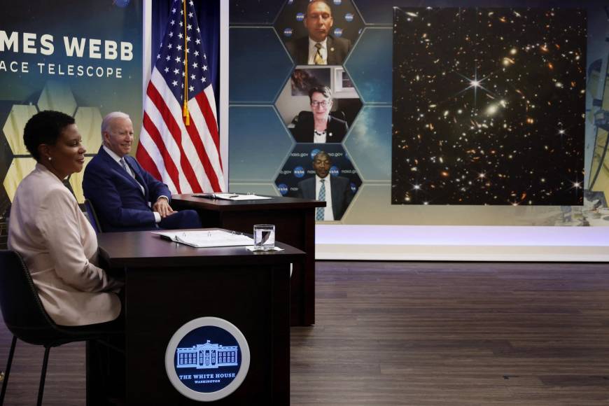 La imagen se desveló en un acto con participación del presidente estadounidense, Joe Biden, y ambas forman parte de una serie de fotografías que se están enseñando hoy una a una en una retransmisión en directo por parte de la agencia espacial estadounidense NASA, la Agencia Espacial Europea (ESA) y la agencia canadiense (CSA). 