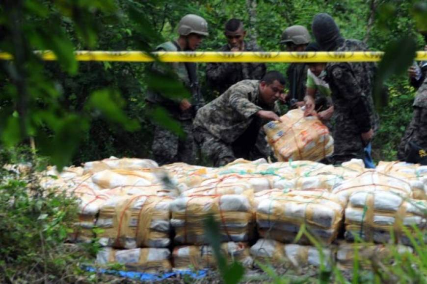 Las autoridades de Honduras incautaron este año cerca de 10.6 toneladas de drogas, 4.5 más que en 2016 y valorada en más de 49 millones de dólares, 5,765 armas de fuego y han detenido a 13,467 por diversos delitos, informaron hoy fuentes oficiales.