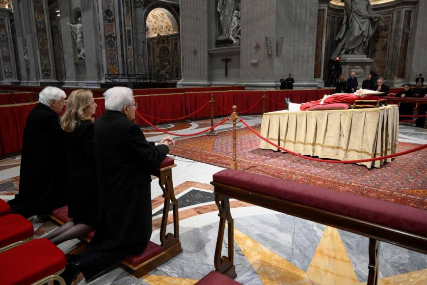 Antes de que la capilla ardiente diera inicio, se celebró una liturgia discreta con la presencia del jefe del Estado italiano, Sergio Mattarella, y la primera ministra, Giorgia Meloni.