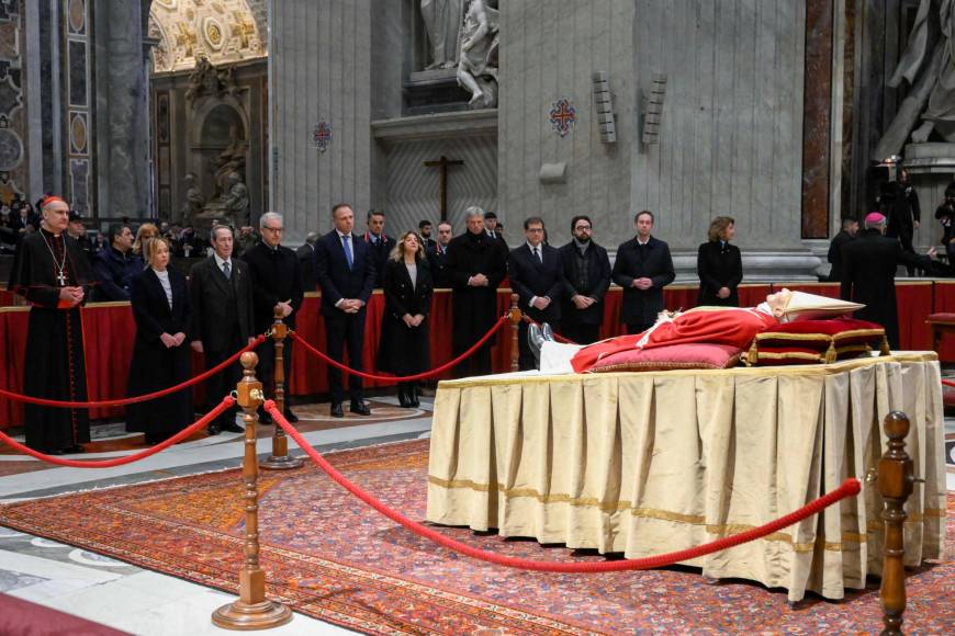 La capilla ardiente provocó una larga fila de personas que daba la vuelta a la plaza de San Pedro y que desfiló ante los restos del papa alemán, escoltados por dos Guardias Suizos con alabardas.