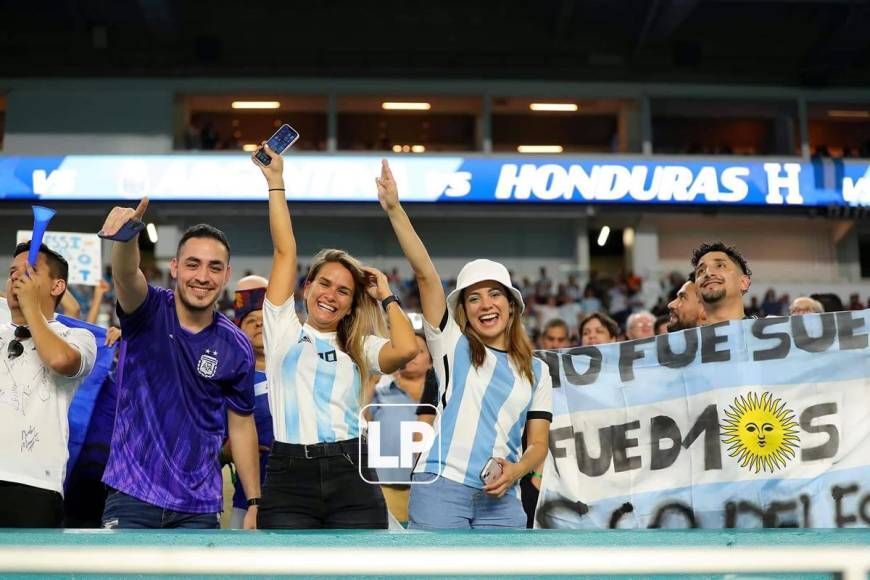 Los argentinos disfrutaron de los goles de Messi en las gradas del estadio Hard Rock de Miami.