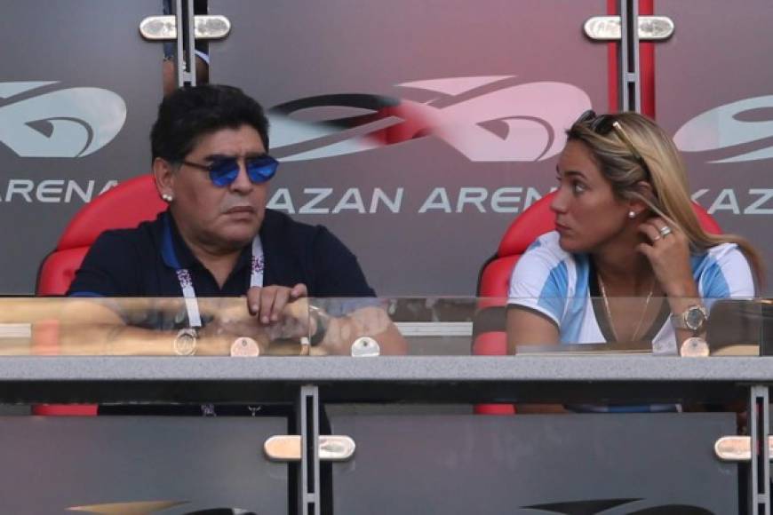 Diego Maradona fue captado con su novia apoyando a Argentina .
