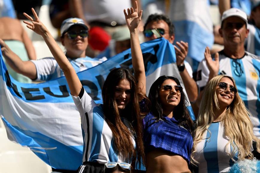 Bellas argentinas adornaron las gradas del estadio Lusail en el debut de la Albiceleste.