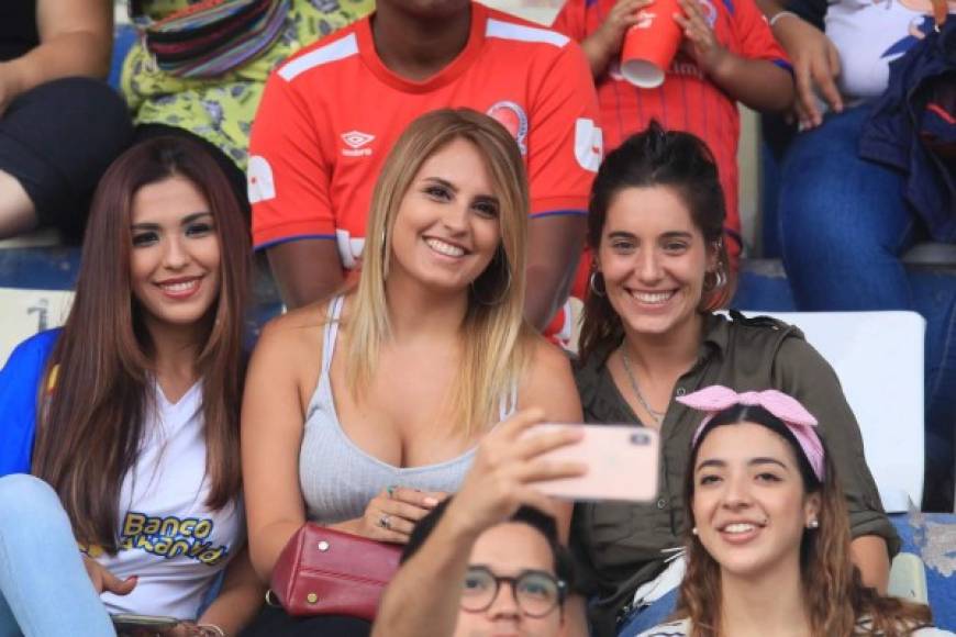 Magali Sanjurjo, novia de Guillermo Chavasco, estuvo acompañada en las gradas por la pareja del también jugador olimpista Leandro Sosa (derecha).