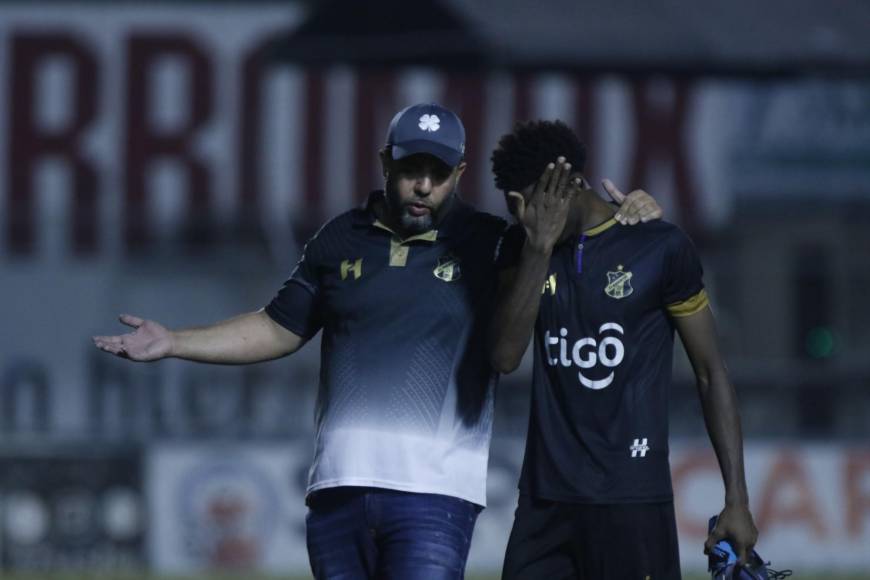 Las lágrimas producto de la frustración fueron evidentes en el jugador Ángel Barrios del Honduras Progreso.