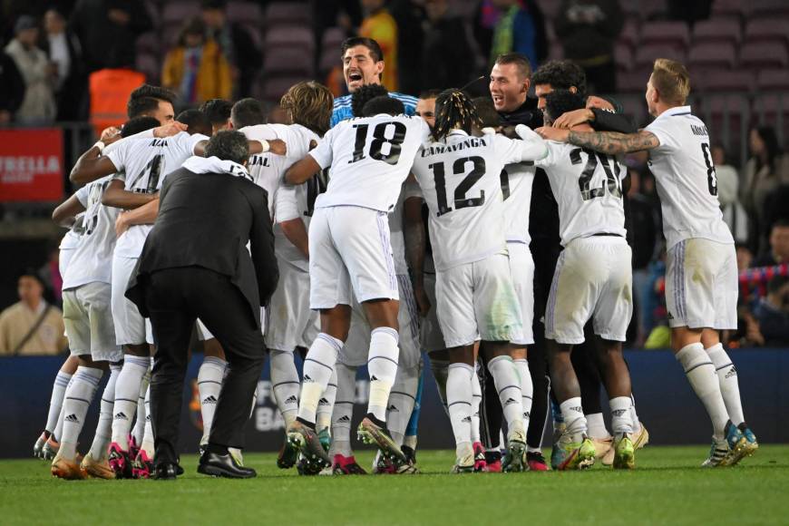 Una locura de celebración protagonizaron los jugadores y cuerpo técnico del Real Madrid ante la mirada de los tristes simpatizantes del Barcelona.