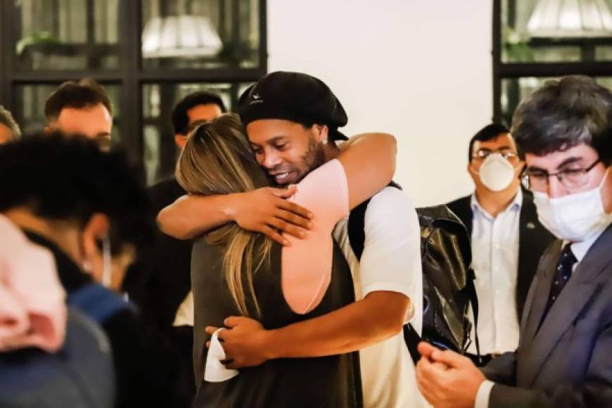 Ronaldinho Gaucho abraza a una amiga en la recepción del Hotel Palmaroga, en Asunción (Paraguay).