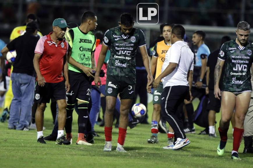 Los jugadores del Marathón salieron tristes y cabizbajos del estadio Excélsior tras la derrrota contra Platense.