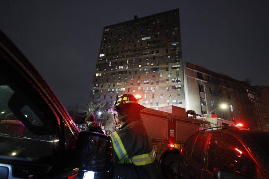 Impactantes imágenes del devastador incendio que deja al menos 19 muertos en Nueva York