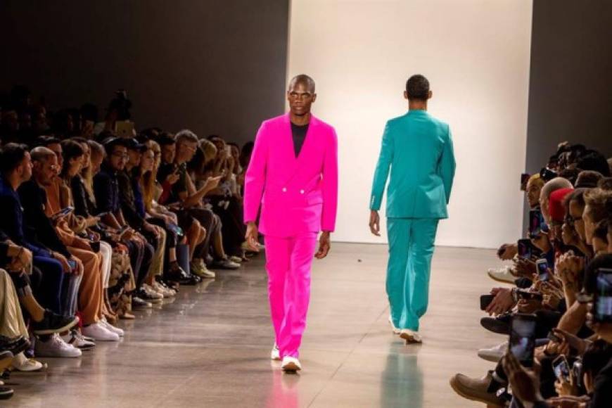 La pasarela de la Semana de la Moda de Nueva York se vio inundada de color este viernes con la presentación de la nueva colección del diseñador hondureño Carlos Campos.
