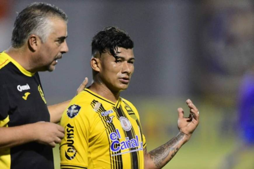 Ramiro Martínez dando indicaciones a Iván López durante el partido ante Real de Minas. Foto Yoseph Amaya