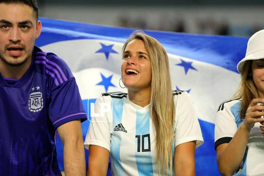 Esta guapa chica argentina llegó al estadio con la 10 de Messi.