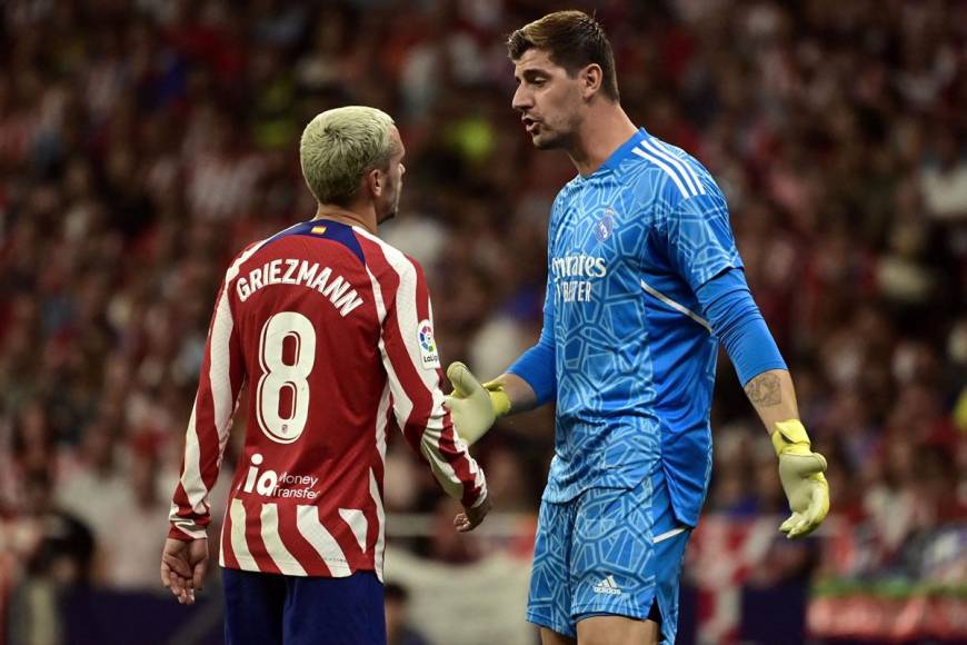 Thibaut Courtois charlando con Antoine Griezmann durante el derbi.