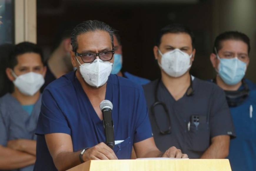 El neurocirujano Francisco López González dio ayer junto al equipo médico un informe sobre el estado de salud del cantante mexicano Vicente Fernández, en el Hospital Country 2000 de Guadalajara, estado de Jalisco (México).