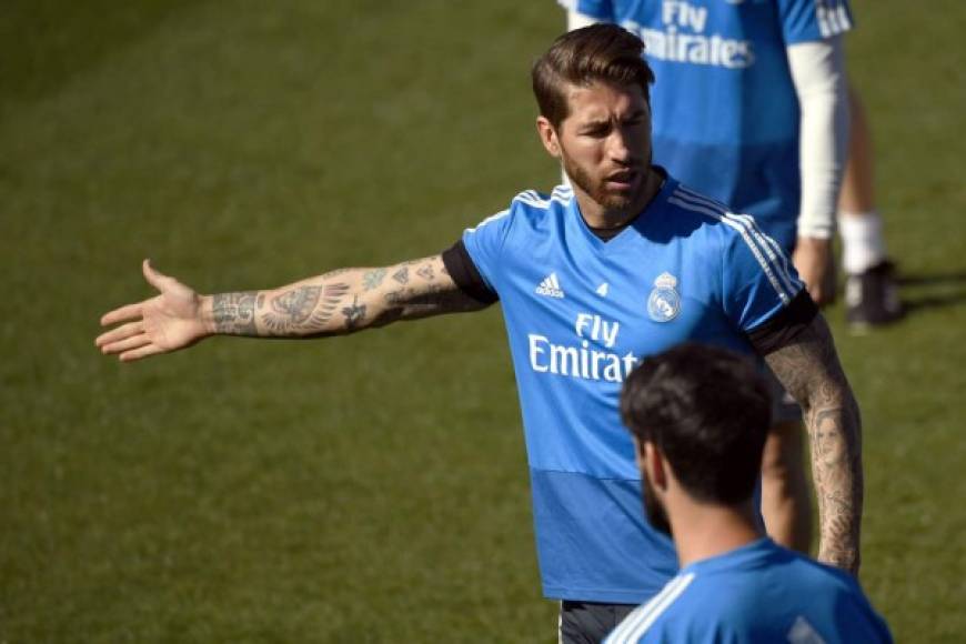 Sergio Ramos, capitán del Real Madrid, es el acompañante de Varane en la defensa.