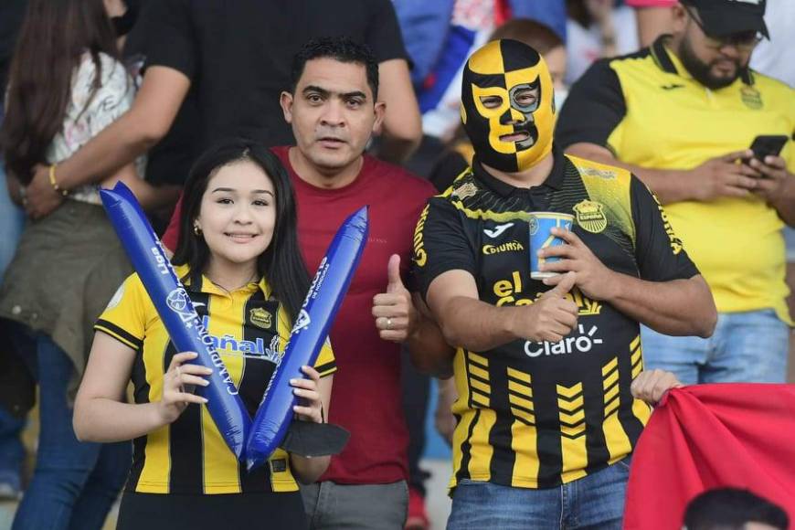 Aficionados del Real España en el interior del estadio Morazán de San Pedro Sula.