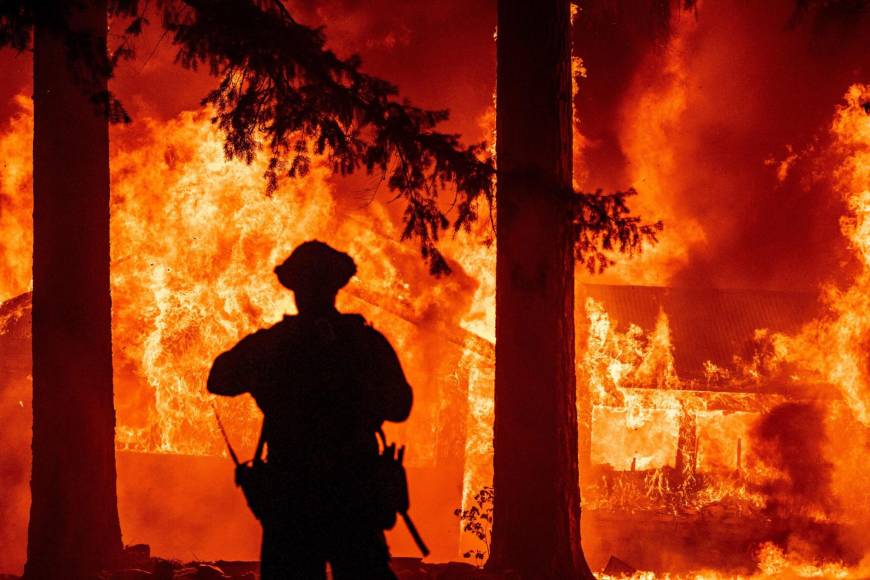 En agosto de 2020, tras años de sequía y de temperaturas sofocantes, un rayo provocó un gigantesco incendio en las montañas de Santa Cruz.