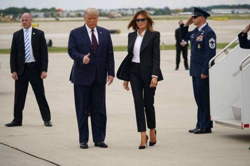 Melania optó por un elegante traje de Dolce & Gabbana, valorado en unos 3,000 dólares, que combinó con unos tacones de Manolo Blahnik.