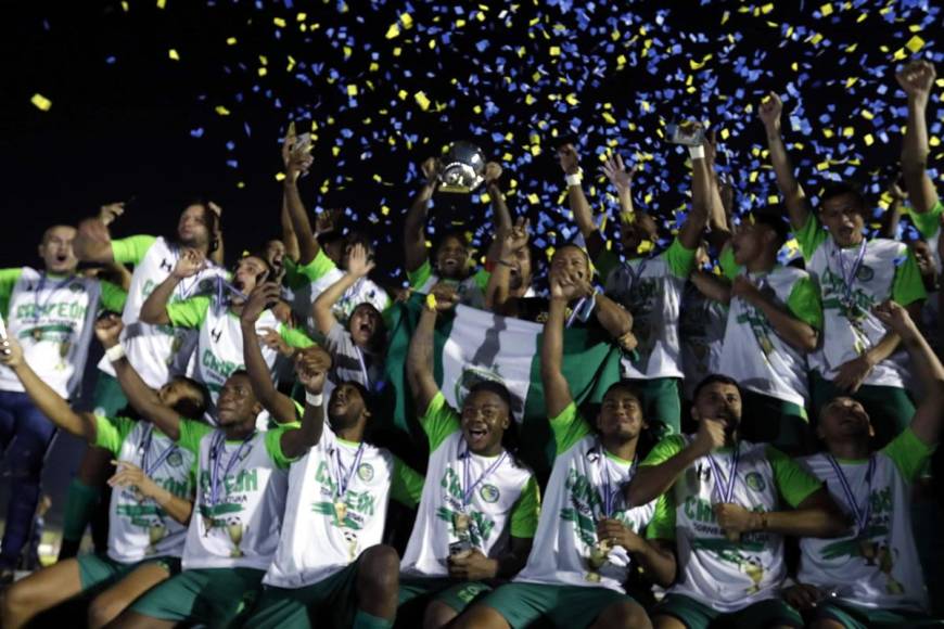 Los jugadores del Juticalpa FC festejando con el trofeo de campeones del Torneo Apertura 2022 de la Liga de Ascenso de Honduras.