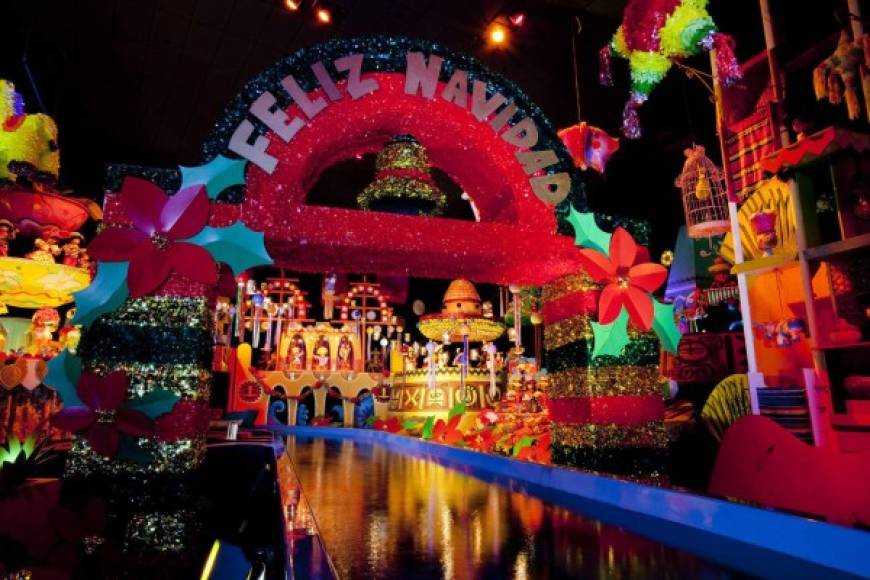 EUA. La Navidad llega a Disney. Disneyland Resort en Anaheim, California, EUA, ya encendió su tradicional iluminación navideña.