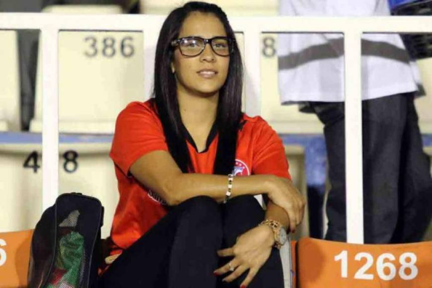 Iveth Cáceres: Ella es la esposa del defensor Johnny Palacios.
