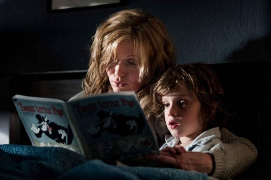 Babadook: Seis años después de la violenta muerte de su marido, Amelia continúa perdida intentando educar a Samuel, su hijo de seis años, que vive aterrorizado por un monstruo que se le aparece en sueños y amenaza con matarlos. Cuando un inquietante libro de cuentos llamado “The Babadook” aparece en su casa, Samuel se muestra convencido de que el Babadook es la criatura sobre la que ha estado soñando. Cuando sus alucinaciones entran en una espiral fuera de control, se vuelve impredecible y violento. Amelia, muy asustada por el comportamiento de su hijo, se ve forzada a medicarle.