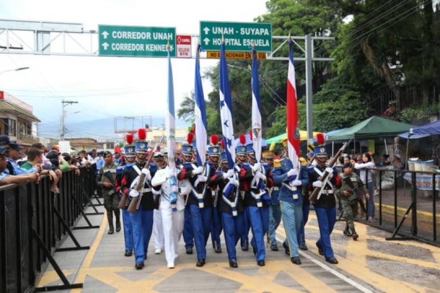 Jóvenes cadetes cargan las banderas de los países de Centroamérica durante los desfiles de independencia en Tegucigalpa.