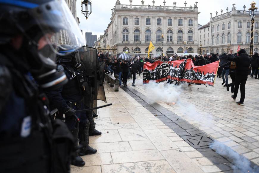 Individuos vestidos de negro y con el rostro cubierto con capuchas que iban varios cientos de metros por delante del cortejo sindical lanzaron proyectiles a las fuerzas del orden, que respondieron con gases lacrimógenos durante el recorrido entre la plaza de la Bastilla y la Ópera donde está previsto que acabe la marcha.