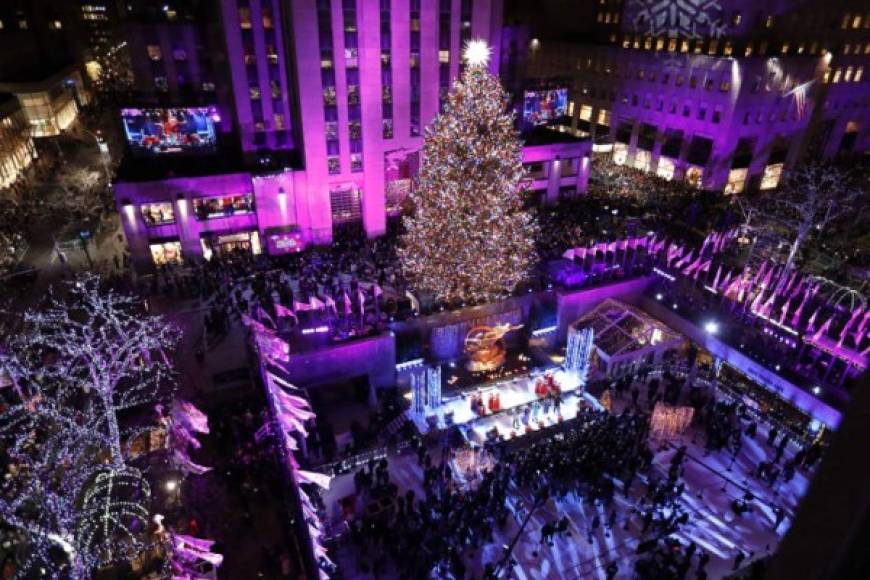 La temporada navideña quedó oficialmente inaugurada en el mundo con el tradicional encendido en Nueva York del Centro Rockefeller, un acto que tiene ya 85 años de antigüedad y que marca el comienzo de las festividades navideñas en EEUU.
