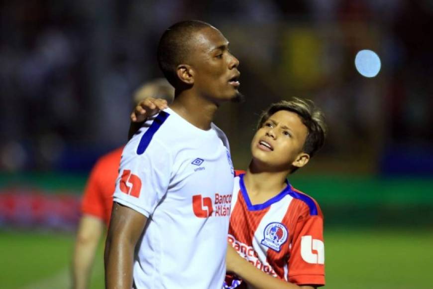 Algunos aficionados del Olimpia entraron al campo para festejar con los jugadores.