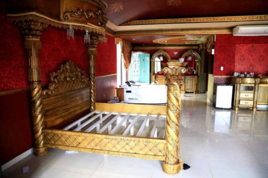 Las extravagancias de los Valle se extendían hasta en sus muebles. Una cama con detalles de oro se encontró en una de las mansiones que pertenecían a esta familia.