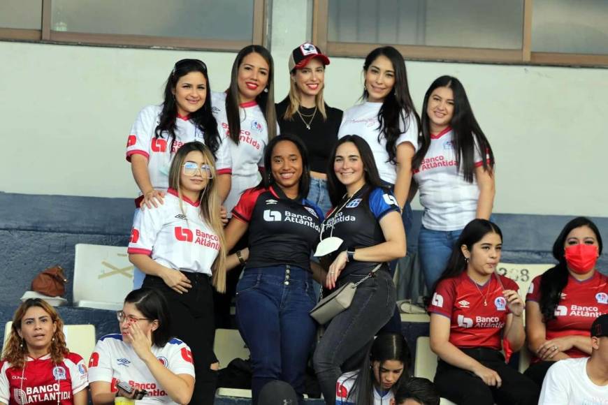 Algunas esposas de jugadores del Olimpia, posando para el lente de Grupo OPSA.