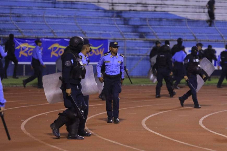 Elementos policiales controlaron rápido la situación en la cancha del Olímpico.