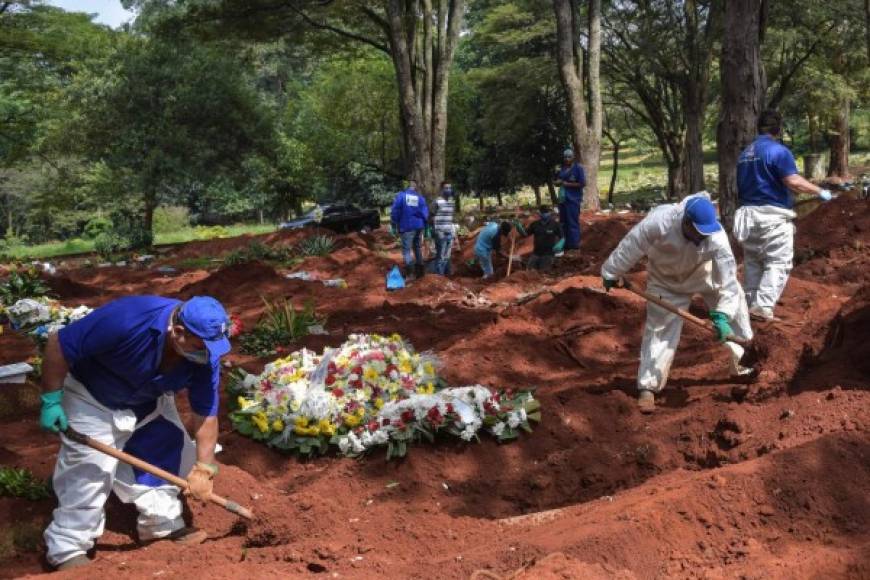Al igual que en el resto de cementerios de Sao Paulo, principal foco de coronavirus en Brasil, los entierros de las víctimas de COVID-19 han sido reducidos a un máximo de 10 minutos, mientras que la presencia de familiares ha sido limitada para evitar los contagios.