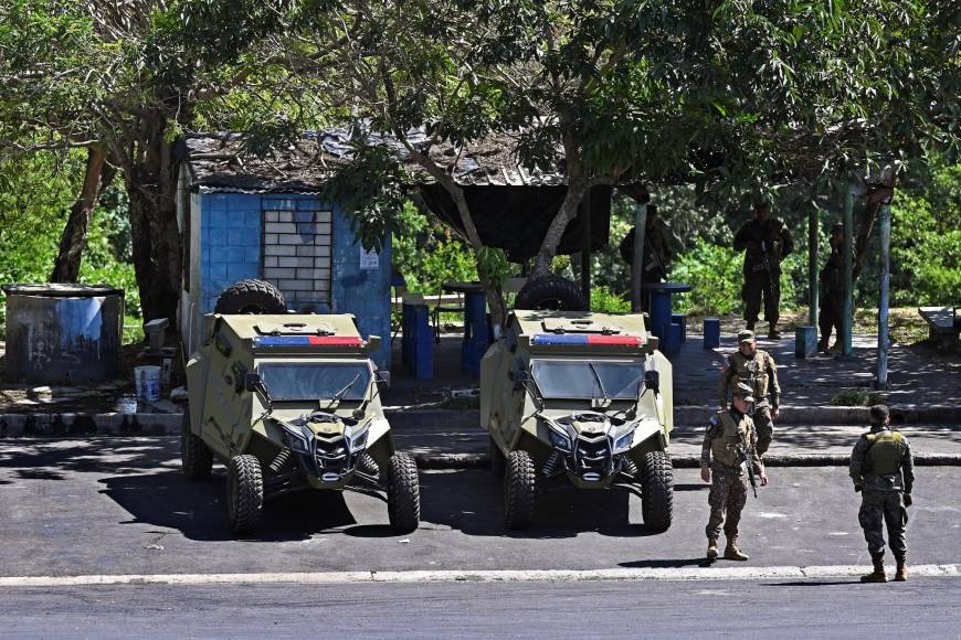 “Antes ni Dios nos salvaba con los pandilleros, hoy es distinto”, recuerda el pastor evangélico Mauricio González en el barrio La Campanera, un bastión de pandilleros tomado por militares en la ciudad salvadoreña de Soyapango, cercada como parte de la guerra contra esos grupos criminales.