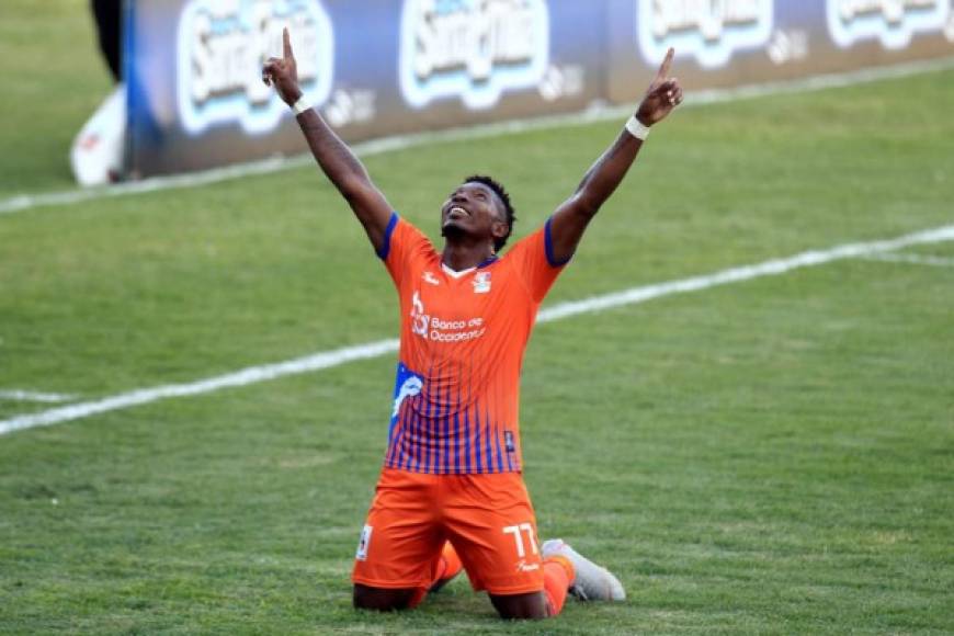 Franco Güity, delantero de la UPN, festejando su gol contra el Real de Minas.