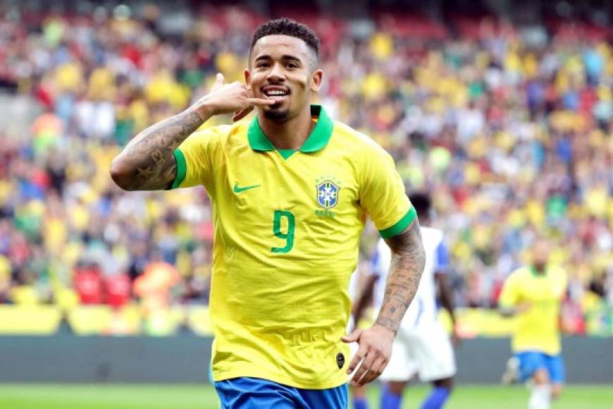 Gabriel Jesus celebró como ya es costumbre, como hablando por teléfono.