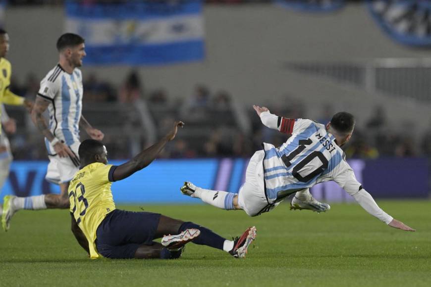 Moisés Caicedo derribando a Lionel Messi en una jugada en el primer tiempo.