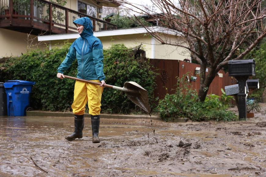 La casa de Nathalie Dervaux, en la ribera del río San Lorenzo, se inundó hasta la segunda planta cuando se dieron tres desbordamientos en dos semanas. “Árboles enteros cayeron al río, además de que todos los escombros que había creado el incendio de hace dos años fueron arrastrados”, dijo.