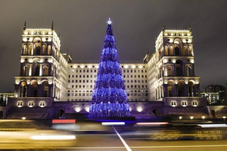 Un árbol de Navidad en la plaza de la Libertad en el centro de Bakú, capital de Azerbaiyán.