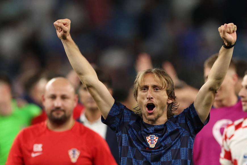 El capitán croata Modric salió de la banca a celebrar con sus compañeros.