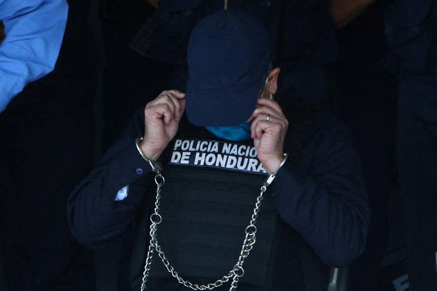 Vestido de azul, Hernández salió de su residencia e inmediatamente policías le colocaron un chaleco antibalas y lo esposaron de pies y manos para trasladarlo a una unidad policial.