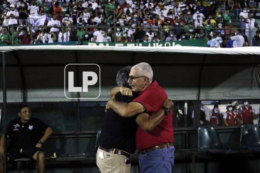 El tremendo abrazo que se dieron Ramón Maradiaga y Manuel Keosseián antes del inicio del partido.