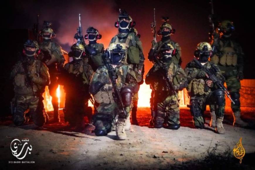 En imágenes difundidas en las redes sociales por los islamistas se ven a soldados con un equipo completo de alto nivel: armas de guerra, casco y chaleco antibalas, pasamontañas, gafas de visión nocturna y radio táctica.