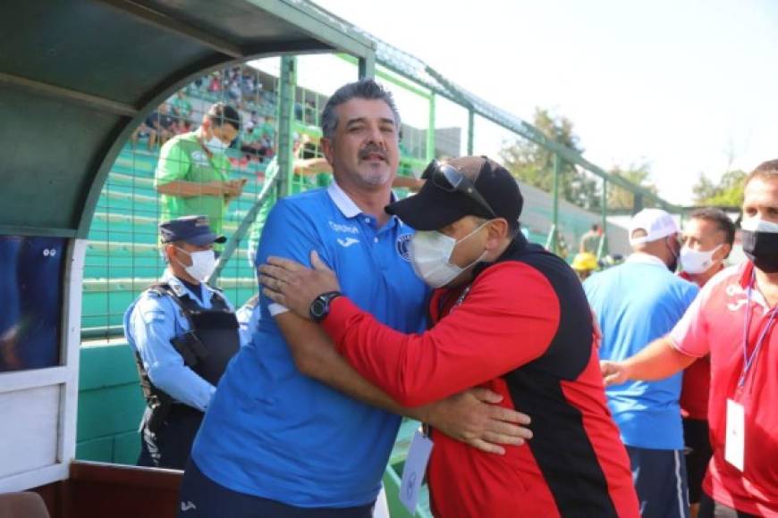 Tato García y Diego Vázquez en el momento que se saludaron previo al inicio del juego.